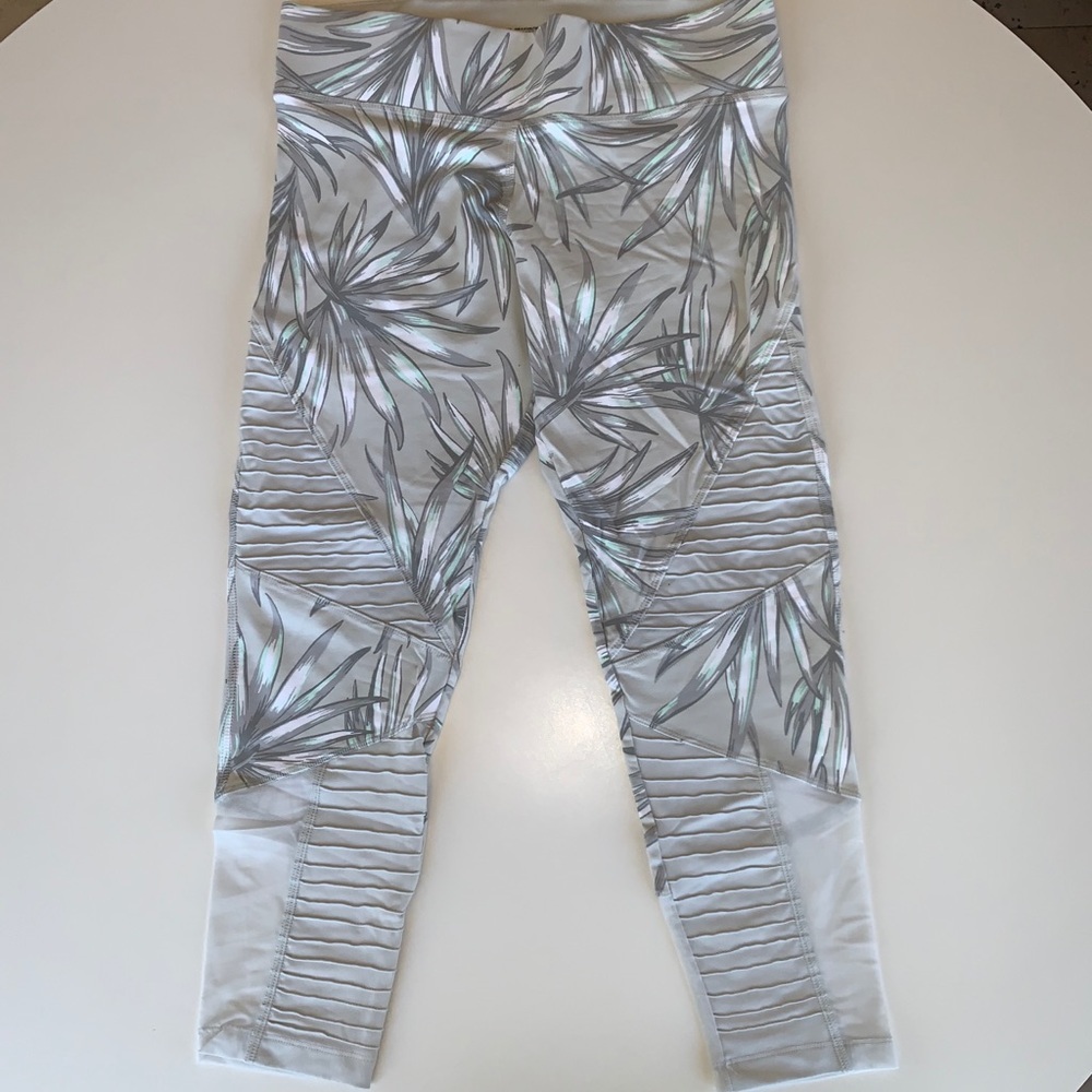 *NWOT* VS Pink Moto Crop Leggings